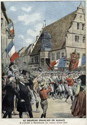 Bandeira francesa flutuando novamente nas ruas de Molsheim, Alsácia, durante feira esportiva no " Le Petit Journal" de 4 de julho