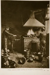 Fabricantes franceses de munição trabalhando em peças de nariz de torpedos aéreos, 1914-19
