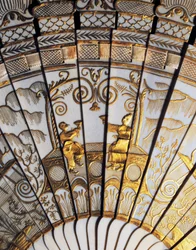 Ventilador de mão de brise de costela completa com chinoiserie em marfim, lantejoulas douradas e fita e tubos de cetim de seda