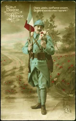 Cartão postal de boas-vindas para o ano de 1916. Um soldado que carrega a bandeira francesa com uma arma e humilha o perfume de um ramo de flores em uma paisagem campestre. Cartão postal colorido para os desejos do ano de 1916.