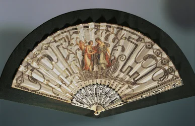 Venus e Juno, folha de seda com bordado e lantejoulas, taco de protecção de osso perfurado com prata