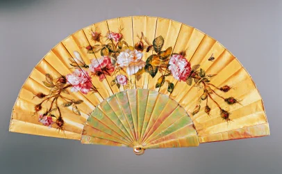Fã de mão com rosas e insetos, seda e mãe de pérola, criado por Felix Alexandre, Paris, ca 1870, França