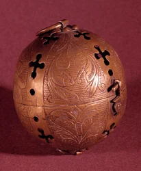 Aquecedor de mãos (aquecedor de mãos) usado na Idade Média. Século XIII. Paris, Museu Nacional da Idade Média, Termas de Cluny