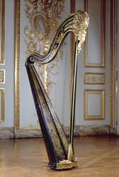 Harpa pertencente à rainha Maria Antonieta (madeira pintada e dourada)