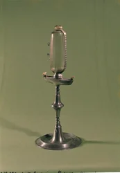 Lâmpada de hora em hora, 1677 (pewter & glass)