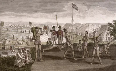 Guerreiros indianos que se exercitam com vista para o campo dos residentes ingleses, c.1810