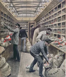 Interior de um vagão postal ferroviário francês na época do greve postal francês em 1909, ilustração do Le Petit Journal, 28 de março de 1909