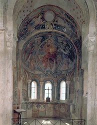 Vista interior da abside com um afresco representando Cristo dando a lei a São Pedro na presença de santos e apóstolos