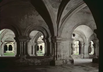 Vista interior do claustro da casa do capítulo