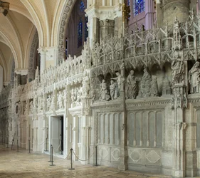 Vista interna da catedral de Chartres com um detalhe do coro