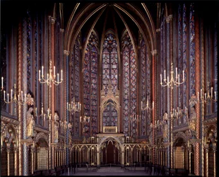 Vista interna da capela superior da capela sagrada (1245 - 1248) em Paris, França