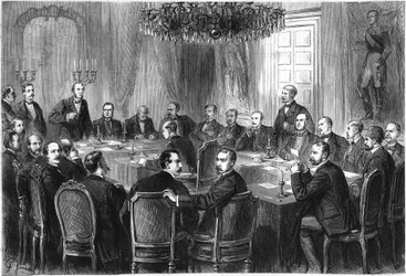 Congresso Internacional da Guerra, Bruxelas, julho-agosto de 1874: delegados de 15 Estados europeus reúnem-se para discutir o projeto de uma Declaração Internacional sobre as Leis e os Costumes da Guerra. Gravura em «Le Monde Illustré», n.º 908 de 5 de