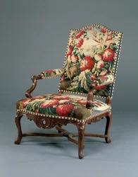 Louis XIV Fauteuil, c.1710 (nogueira e tapeçaria esculpida) (ver também 220169)