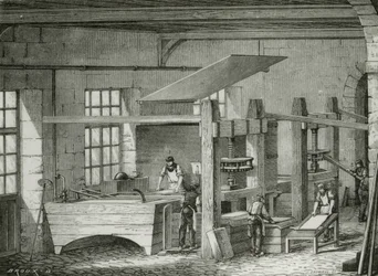 Fazer papel à mão, peneirando a polpa em formas. Gravação c1870.