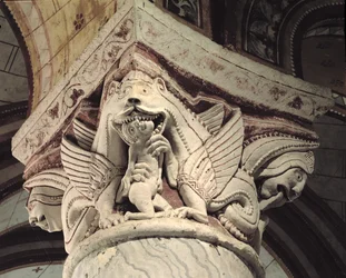 Monstro devorando um capital de coluna humano