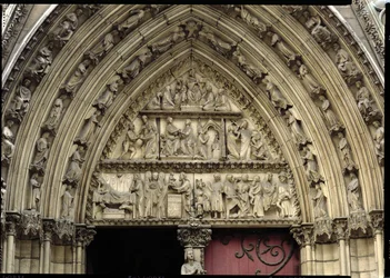Portal do transepto norte, detalhe do tímpano retratando cenas de A Infância de Cristo e a História de Teófilo