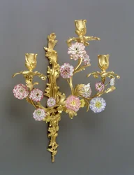 Um de um par de luzes de parede de Louis XV Three-Branch, c1750 (ormolu e porcelana de Vincennes)