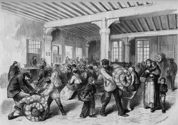 Paris, inverno de 1868 : liberação gratuita de roupas e roupas de cama no Mont de Piete (Mont-de-Piete) graças à ajuda financeira do imperador Napoleão III. Gravura em "Le Monde Illustre" n°563 de 25 de janeiro de 1868.