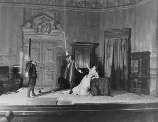 Performance de Ruy Blas (1838), de Victor Hugo (1802-85), com Paul Mounet (1847-1922), no papel de Don Salluste, Mounet-Sully (1841-1916), no papel de Ruy Blas, e Marthe Brandes ( 1862-1930) em t