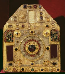 Phylactery ou relicário pentagonal, do 10o ao 11o século (madeira, cobre, prata dourada e pedras semipreciosas)