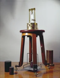 Aparelho de quartzo piezoelétrico, projetado por Pierre (1859-1906) e Jacques Curie, 1897