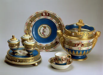 Plat de Menage, prato, taça e pires e taça de gelado do Serviço Blue Cameo, Sevres, 1778-9 (porcelana de pasta mole)
