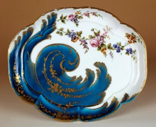 Placa "Hebert" com volutas de porcelana macia feita na fabricação de Vincennes. 1755 Paris. Museu do Louvre