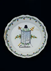 Prato adornado com o Livro da Constituição, associado às Três Ordens, 1791 (cerâmica)
