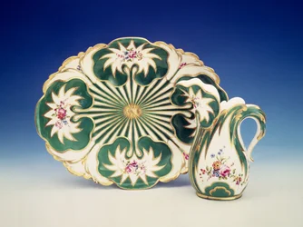 Prato e jarro com decoração de flores, Sevres (porcelana)