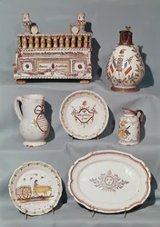 Pratos, prato, jarro, pote de tabaco; escrita caso e caneca inscrita com motivos e slogans da Revolução Francesa, final do século XVIII (faiança)