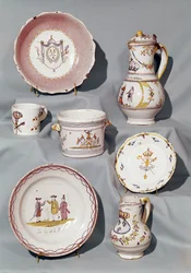 Pratos, prato, jarros, caneca e écuelle inscritos com motivos e slogans do início do período monárquico da Revolução Francesa, final do século XVIII (faiança)