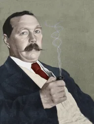Retrato de Sir Arthur Conan Doyle (1859-1930), escritor inglês, criador da personagem "Sherlock Holmes". 1919.
