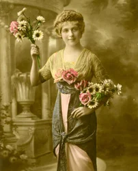Retrato, mulher, segurando, grupo, flores, c.1898, (hand-tinted, photo)