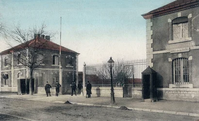 Cartão postal representando o quartel em Besançon, c. 1900 (lito colorido)