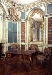 Estudo privado de Dauphin Louis da França (1729-65) depois uma biblioteca