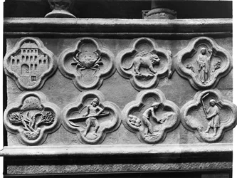 Quatrefoils do Profeta Aggee: o Templo reconstruído, e a Terra seca, e quatrefoils com os Signos do Zodíaco e os Trabalhos do Ano, da Catedral de Notre-Dame em Amiens (gesso)