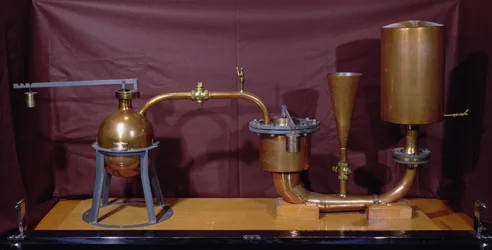 Reconstrução de uma máquina de pressão a vapor inventada por Denis Papin (1647-1712) (cobre)
