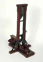 Modelo reduzido de uma guilhotina (madeira e metal)