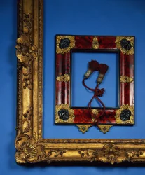 Quadro de perfil reverso de regência com ormolu e montagens de prata em relevo para os cantos e centros com as borlas originais (carapaça de tartaruga)
