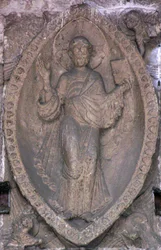 Relevo representando Cristo em uma mandorla, da porta norte