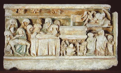 Relevo retratando cenas da paixão de Cristo: Pieta, o sepultamento e as mulheres sagradas no túmulo