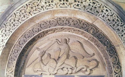 Alívio do tímpano representando São Miguel e o dragão, 1137