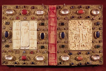 Placa relicário representando a Virgem e o Menino com os Santos e a Crucificação (ouro, marfim e pedras preciosas)