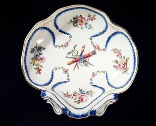 Sevres prato decorado com arco e flechas, 1762 (faiança)