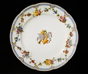 Prato de Sevres decorado com partituras, 1764 (faiança)