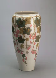 Jarra Sevres, com decoração em sobreclaze (porcelana)