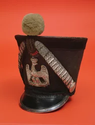Shako de um lanceiro do exército do Primeiro Império Francês, c.1804-1815 (têxtil)