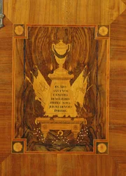 Aparador com design de marchetaria de emblemas e lemas da Revolução Francesa (madeira marchetada)