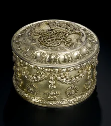 Caixa circular prateada com tampa do serviço de banheiro Lennoxlove, de propriedade de Frances Teresa Stewart, Duquesa de Richmond e Lennox: French, Paris, analisada entre abril e setembro de 1672