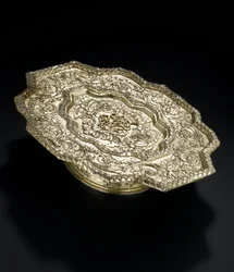 Bandeja de prata dourada de contorno modelado, do serviço de banheiro Lennoxlove, de propriedade de Frances Teresa Stewart, Duquesa de Richmond e Lennox: French, Paris, 1666-1667